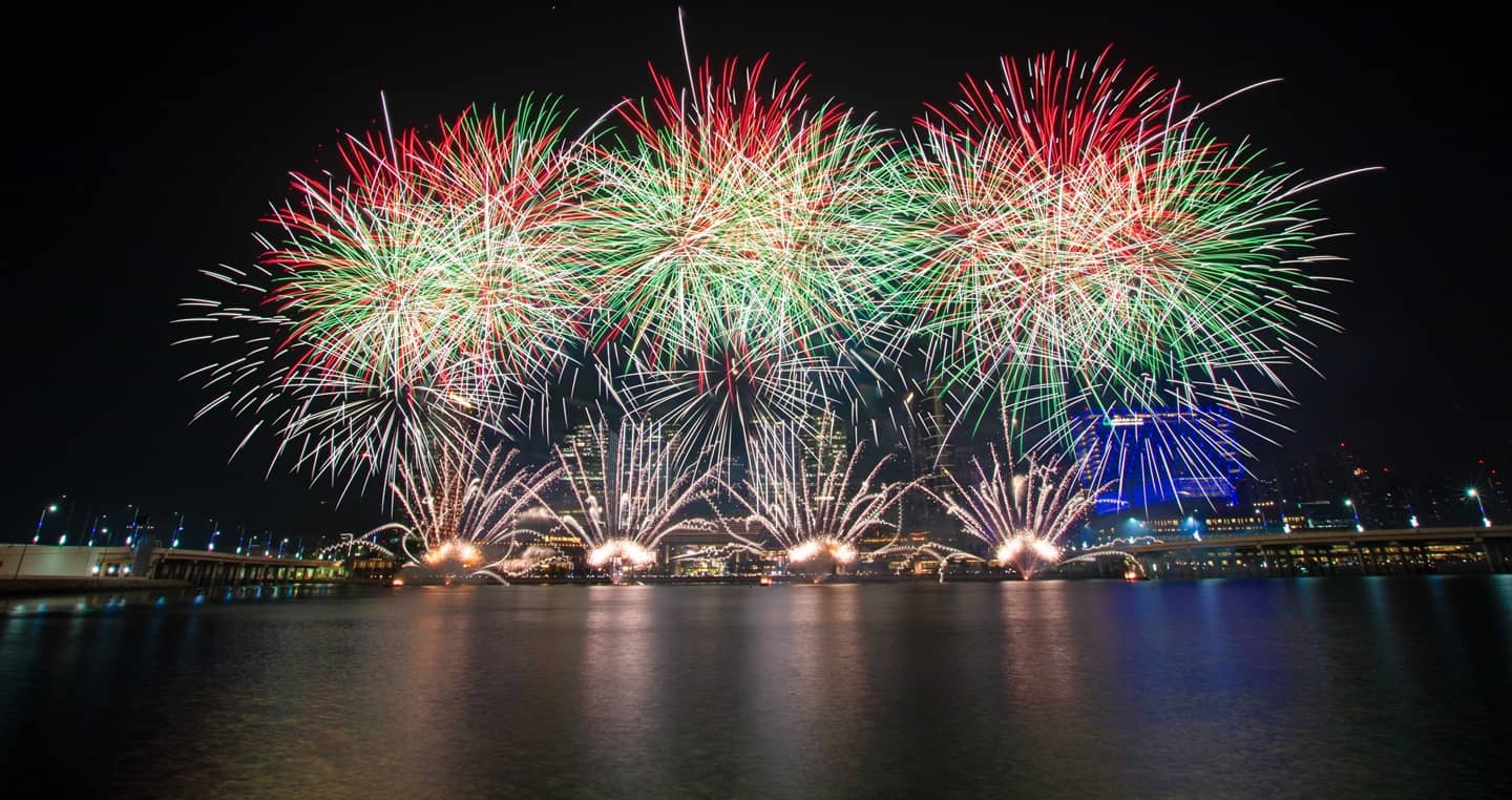 احتفلوا بعيد الاتحاد في دولة الإمارات العربية المتحدة، مع عرض الألعاب النارية المذهل في جزيرة الماريه